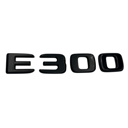 Svart Mercedes E300-emblem